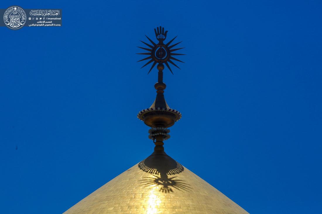 لا تقبل التوبة من تائب ... إلاّ بحب إبن أبي طالب * أخي رسول الله بل صهره ... والصهر لا يعدل بالصاحب * يا قوم من مثل علي وقد ... ردت عليه الشمس بالغائب   | 