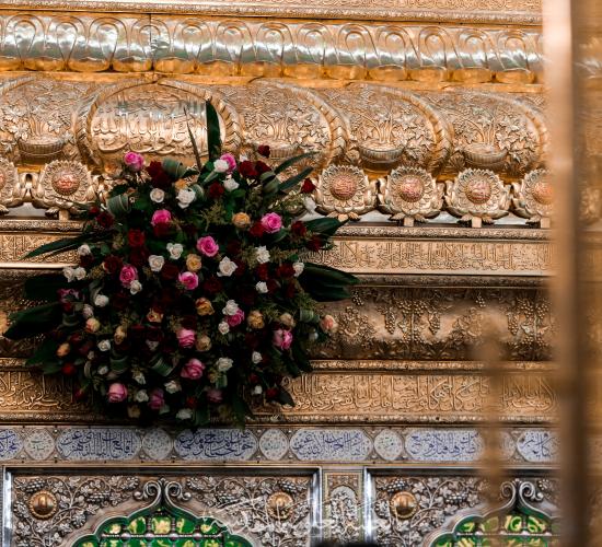 تتزين الورود بمرقد امير البلاغة علي بن ابي طالب سلام الله عليه في عيد الغدير الاغر