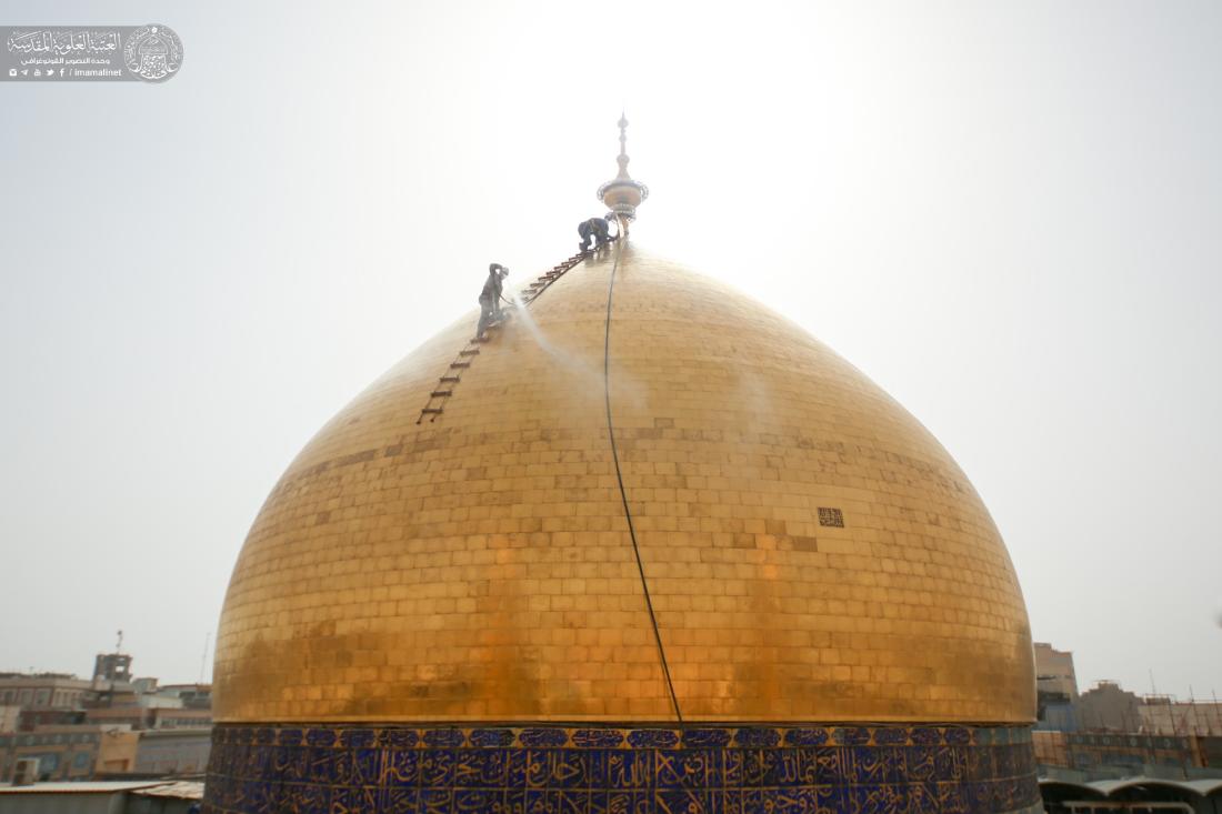 أيادي خدم أمير المؤمنين (عليه السلام) تتشرف بملامسة القبة الطاهرة في عيد الغدير الأغر | 