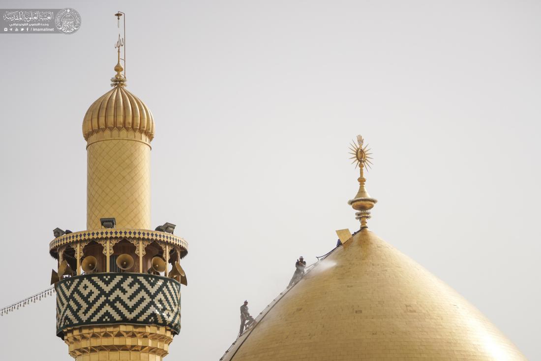 أيادي خدم أمير المؤمنين (عليه السلام) تتشرف بملامسة القبة الطاهرة في عيد الغدير الأغر | 