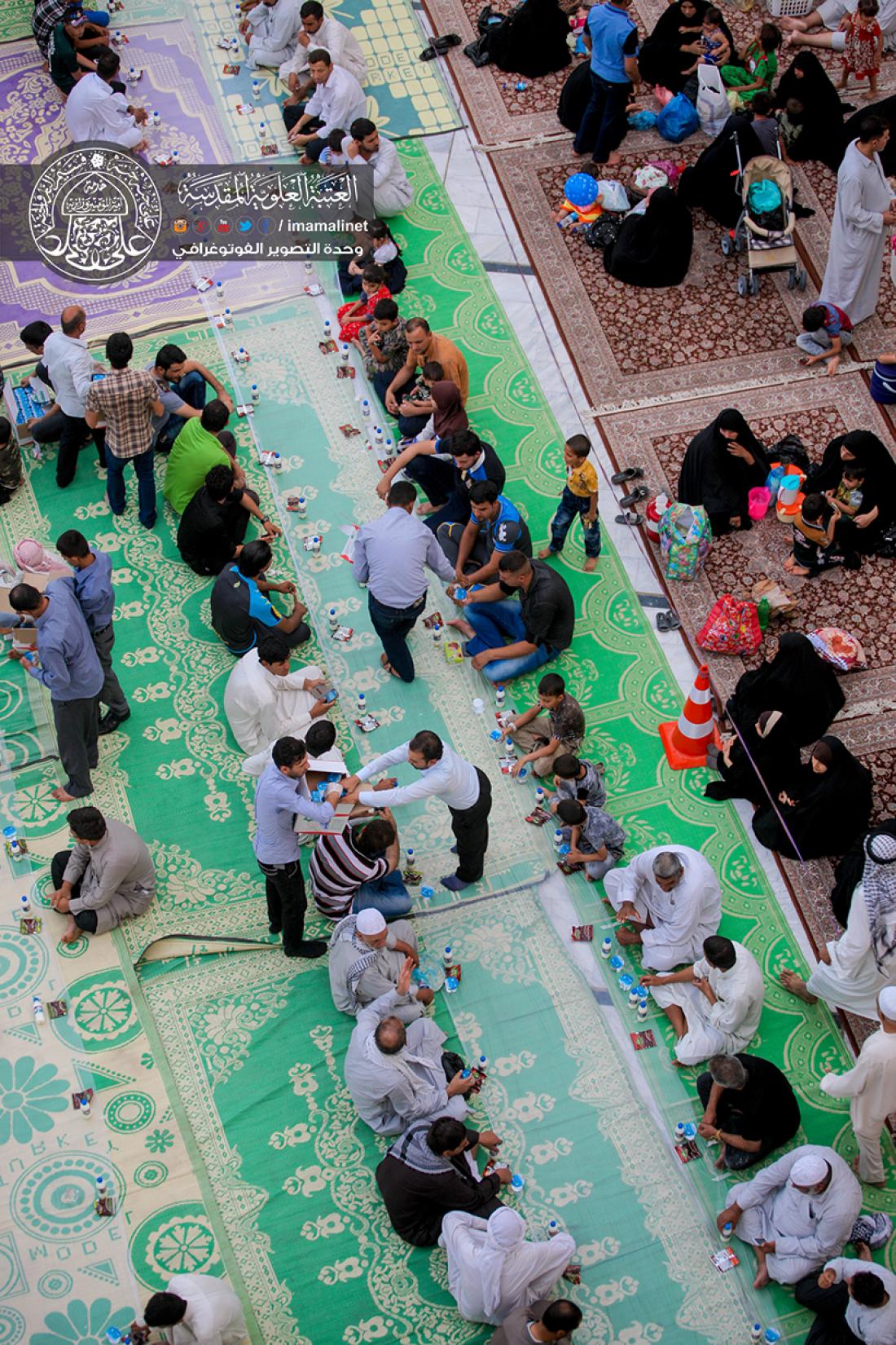 تقرير مصور : الامانه العامة للعتبة العلوية المقدسة تقوم  بمائدة افطار للصائمين بعدد 3000 وجبة بقرب المرقد المطهر  | 