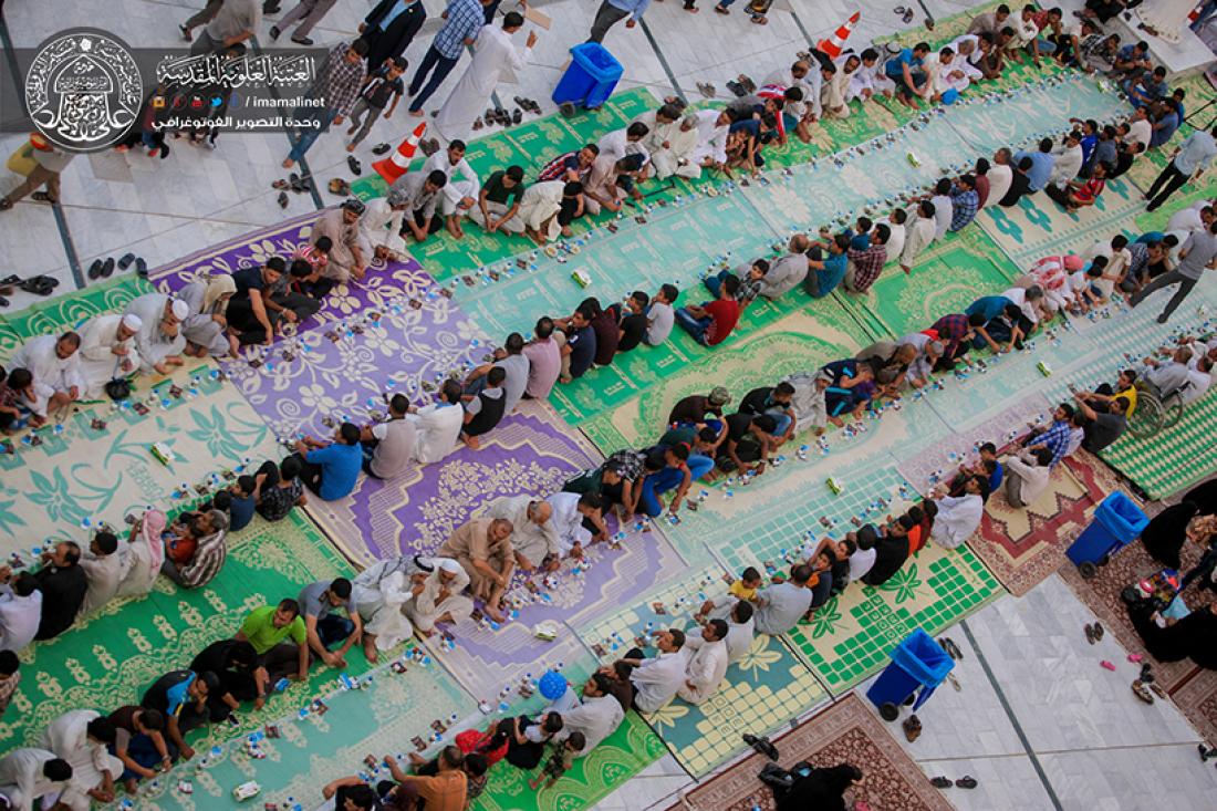 تقرير مصور : الامانه العامة للعتبة العلوية المقدسة تقوم  بمائدة افطار للصائمين بعدد 3000 وجبة بقرب المرقد المطهر  | 
