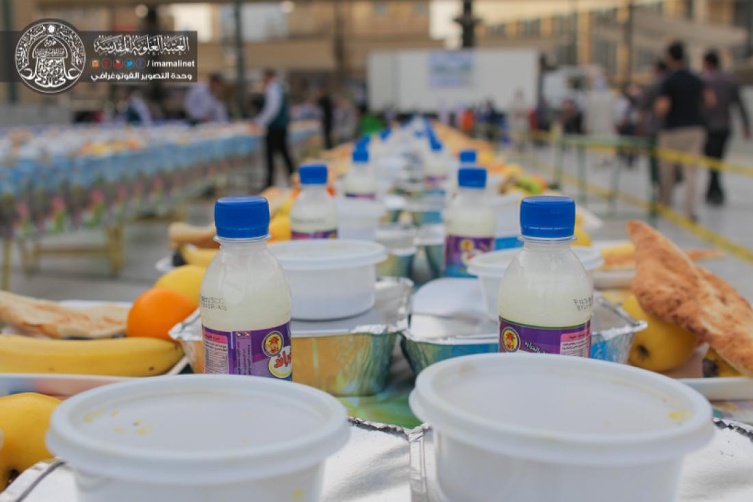 تقرير مصور : الامانة العامة للعتبة العلوية المقدسة تقوم بمائدة افطار للصائمين بعدد 10.000 وجبة قرب المرقد المطهر | 