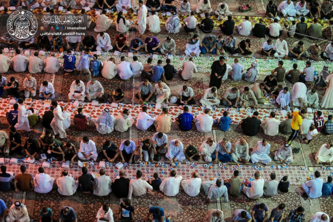 تقرير مصور : مضيف الامام امير المؤمنين سلام الله عليه يقيم وجبة افطار الى الزائرين الكرام  بقرب الحرم المطهر  | 