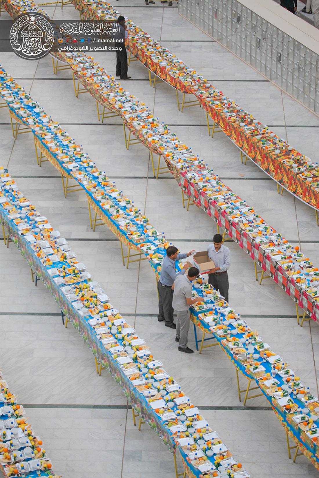 تقرير مصور : الامانة العامة للعتبة العلوية المقدسة تقوم بمائدة افطار للصائمين بعدد 10.000 وجبة قرب المرقد المطهر | 