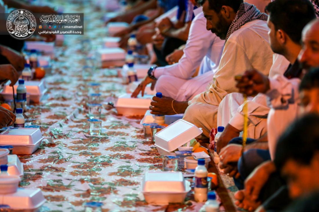تقرير مصور : مضيف الامام امير المؤمنين سلام الله عليه يقيم وجبة افطار الى الزائرين الكرام  بقرب الحرم المطهر  | 