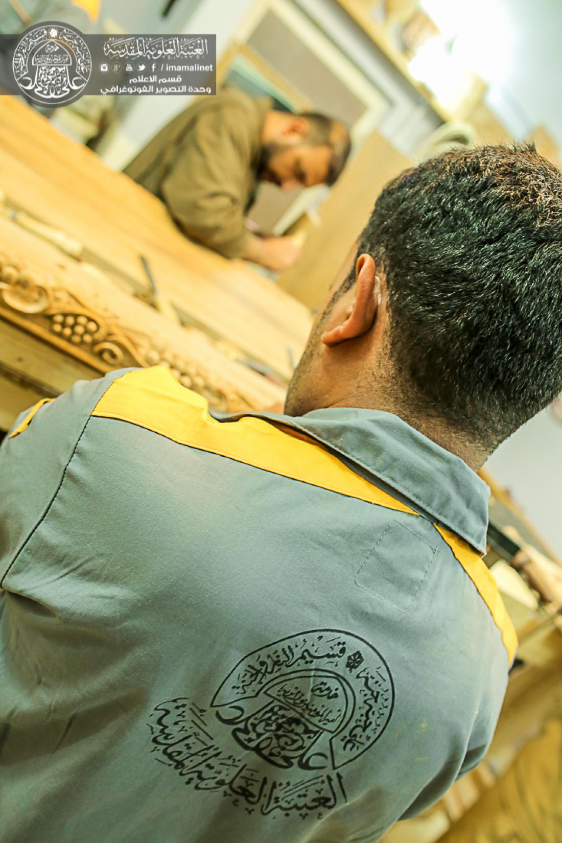تقرير مصور : اعمال وحدة النقش على الخشب التابعة الى قسم الصيانة في العتبة العلوية المقدسة  | 