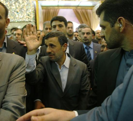 الرئيس الايراني محمود احمدي نجاد يتشرف بزيارة مرقد امير المؤمنين علي عليه السلام
