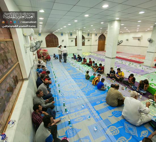 تقرير مصور : مضيف العتبة العلوية المقدسة يقوم بتوزيع وجبات الافطار  للنازحين 